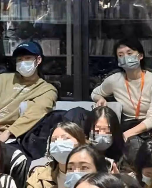 吳越曬照好真實,頭髮稀疏不掩飾老,臉上皺紋分明,卻越看越舒服