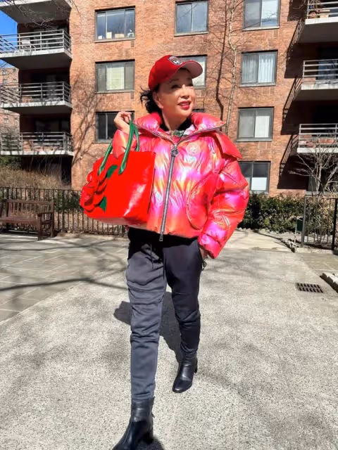 劉曉慶不因為年齡大而素顏，化妝打扮洋氣，比很多同齡看著都年輕