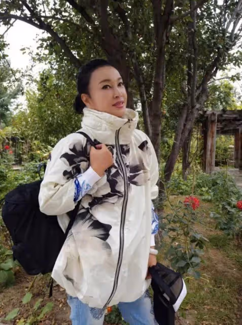 劉曉慶不因為年齡大而素顏，化妝打扮洋氣，比很多同齡看著都年輕