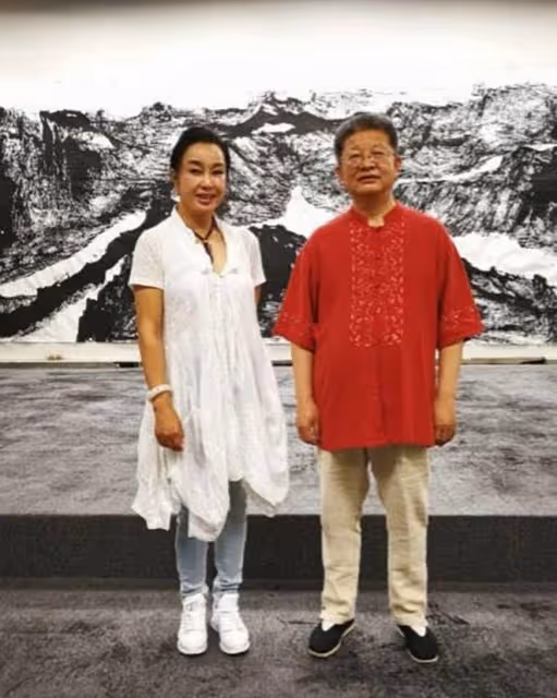 劉曉慶不因為年齡大而素顏，化妝打扮洋氣，比很多同齡看著都年輕