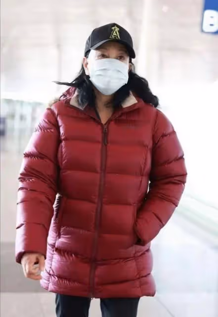 劉曉慶不因為年齡大而素顏，化妝打扮洋氣，比很多同齡看著都年輕