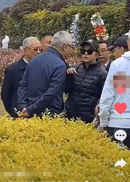 劉曉慶不因為年齡大而素顏,化妝打扮洋氣,比很多同齡看著都年輕
