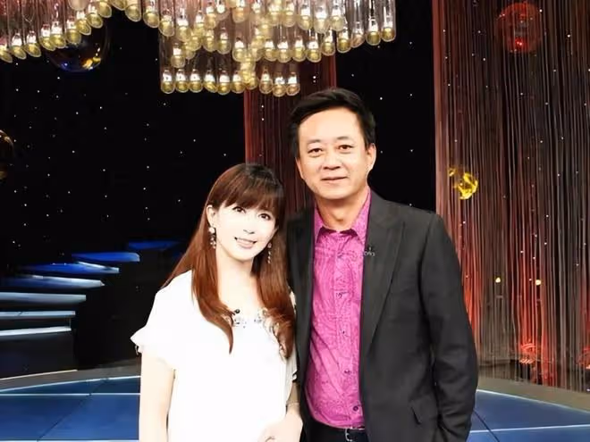 朱軍夢中情人53歲還是清純娃娃臉,不像譚梅,小1歲卻像優雅奶奶