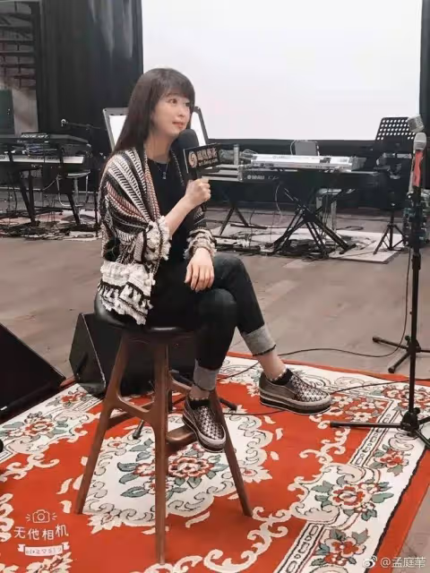 朱軍夢中情人53歲還是清純娃娃臉,不像譚梅,小1歲卻像優雅奶奶