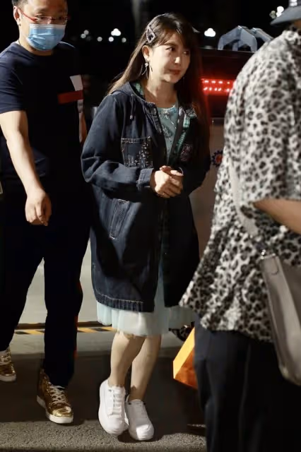 朱軍夢中情人53歲還是清純娃娃臉,不像譚梅,小1歲卻像優雅奶奶
