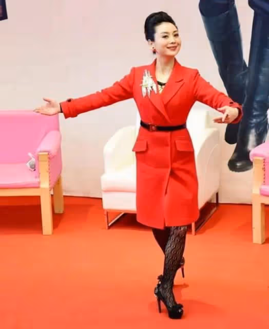 朱軍夢中情人53歲還是清純娃娃臉,不像譚梅,小1歲卻像優雅奶奶