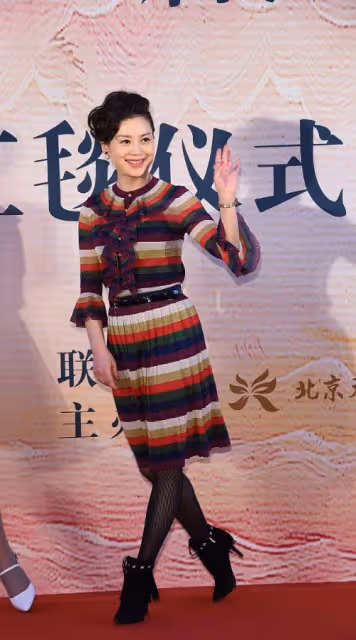 朱軍夢中情人53歲還是清純娃娃臉,不像譚梅,小1歲卻像優雅奶奶