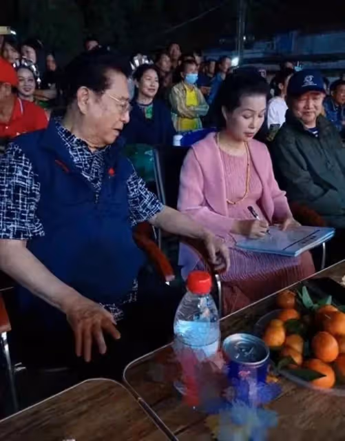 李雙江農村演出,他肥頭大耳成油膩老爺爺,夢鴿穿粉裙還有少女感