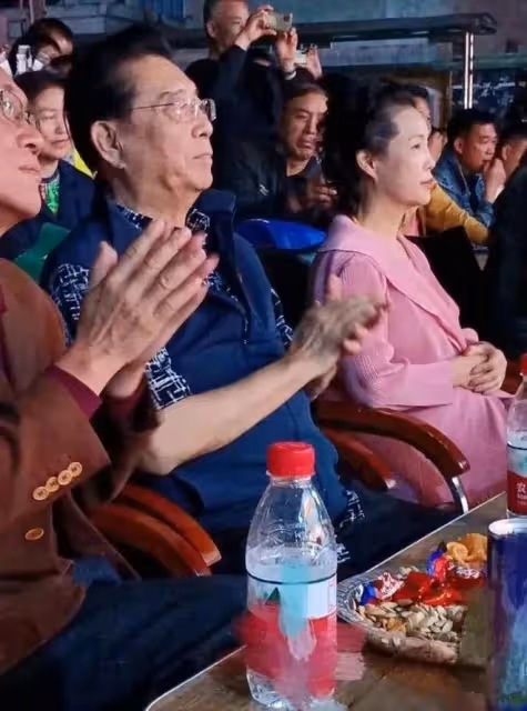 李雙江農村演出,他肥頭大耳成油膩老爺爺,夢鴿穿粉裙還有少女感