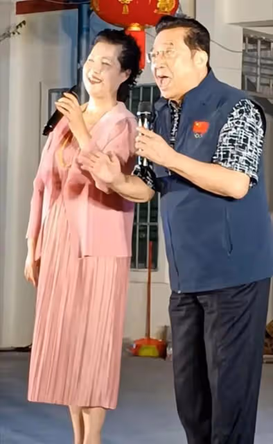 李雙江農村演出,他肥頭大耳成油膩老爺爺,夢鴿穿粉裙還有少女感