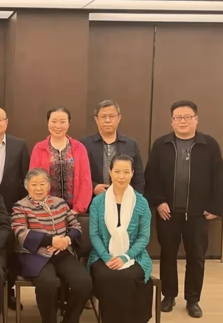 李雙江農村演出,他肥頭大耳成油膩老爺爺,夢鴿穿粉裙還有少女感
