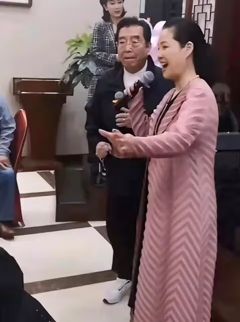 李雙江農村演出,他肥頭大耳成油膩老爺爺,夢鴿穿粉裙還有少女感