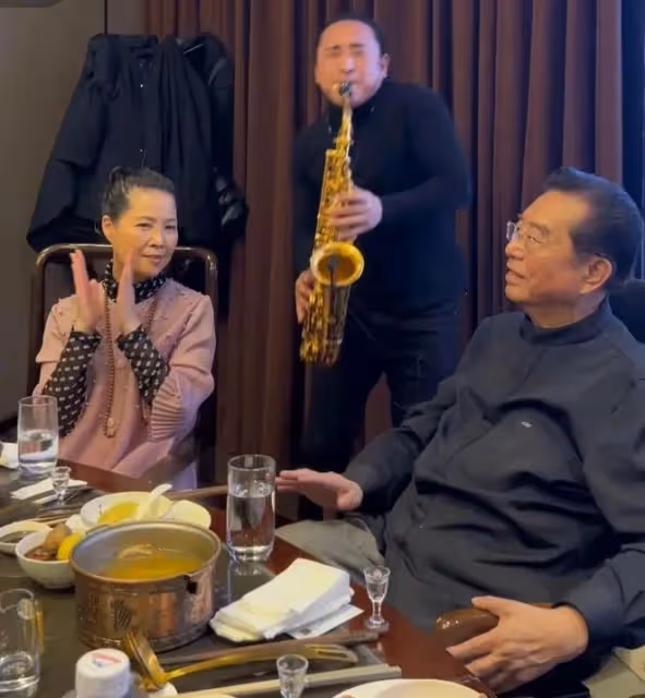 李雙江農村演出,他肥頭大耳成油膩老爺爺,夢鴿穿粉裙還有少女感
