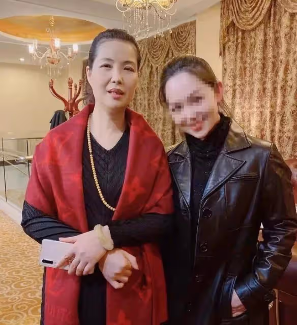 李雙江農村演出,他肥頭大耳成油膩老爺爺,夢鴿穿粉裙還有少女感