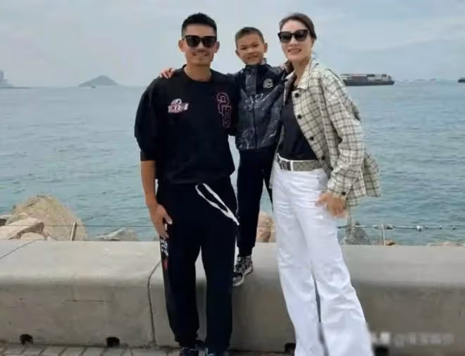 林丹曬一家三口照,謝杏芳好白而且叉腰氣場好足,老公就像小跟班