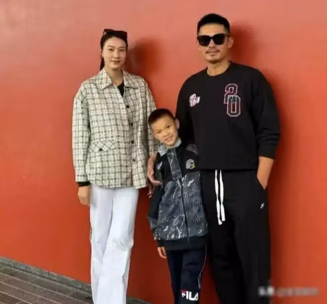 林丹曬一家三口照,謝杏芳好白而且叉腰氣場好足,老公就像小跟班