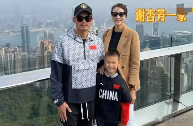 林丹曬一家三口照,謝杏芳好白而且叉腰氣場好足,老公就像小跟班