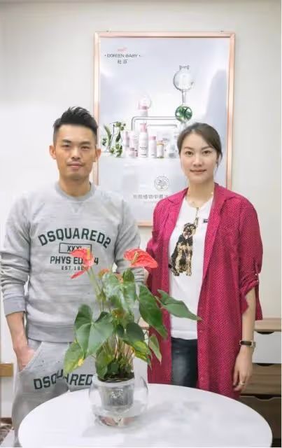 林丹曬一家三口照,謝杏芳好白而且叉腰氣場好足,老公就像小跟班