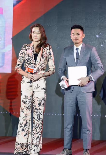 林丹曬一家三口照,謝杏芳好白而且叉腰氣場好足,老公就像小跟班