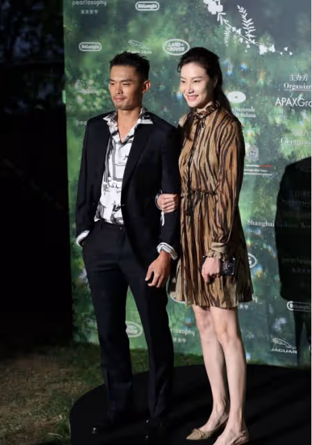林丹曬一家三口照,謝杏芳好白而且叉腰氣場好足,老公就像小跟班
