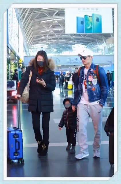 林丹曬一家三口照,謝杏芳好白而且叉腰氣場好足,老公就像小跟班