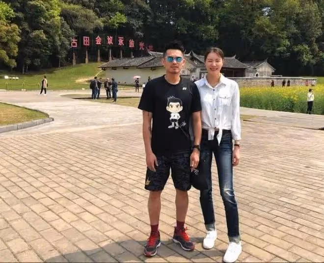 林丹曬一家三口照,謝杏芳好白而且叉腰氣場好足,老公就像小跟班