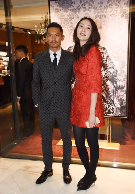 林丹曬一家三口照,謝杏芳好白而且叉腰氣場好足,老公就像小跟班