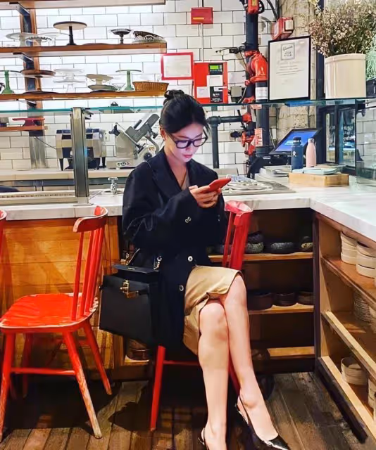 相比青澀的女孩子,成熟女人的吸引力才是最足的!不信你看朱珠!