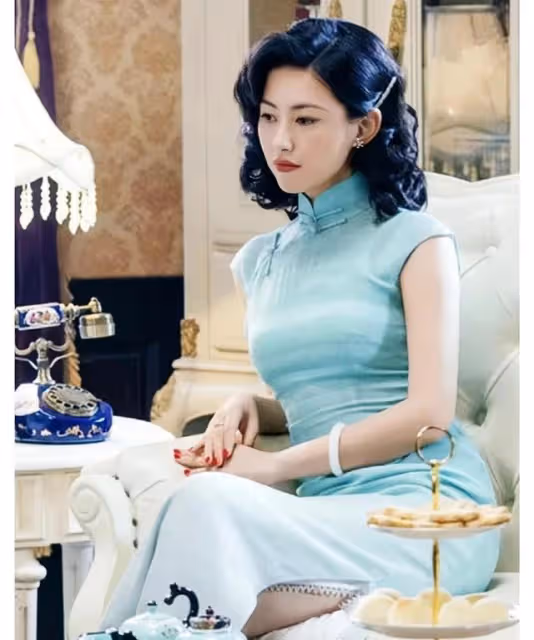 相比青澀的女孩子,成熟女人的吸引力才是最足的!不信你看朱珠!