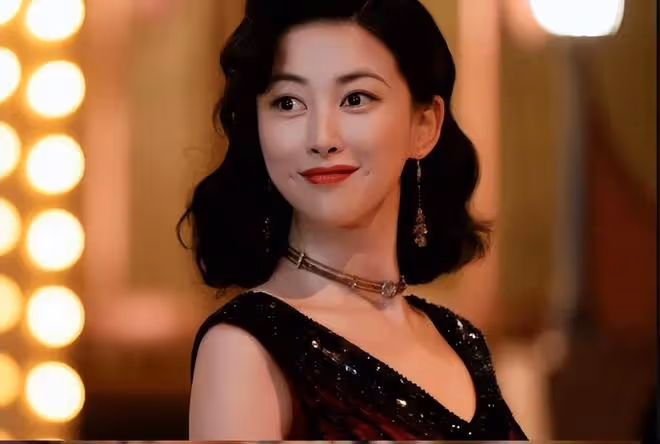 相比青澀的女孩子,成熟女人的吸引力才是最足的!不信你看朱珠!