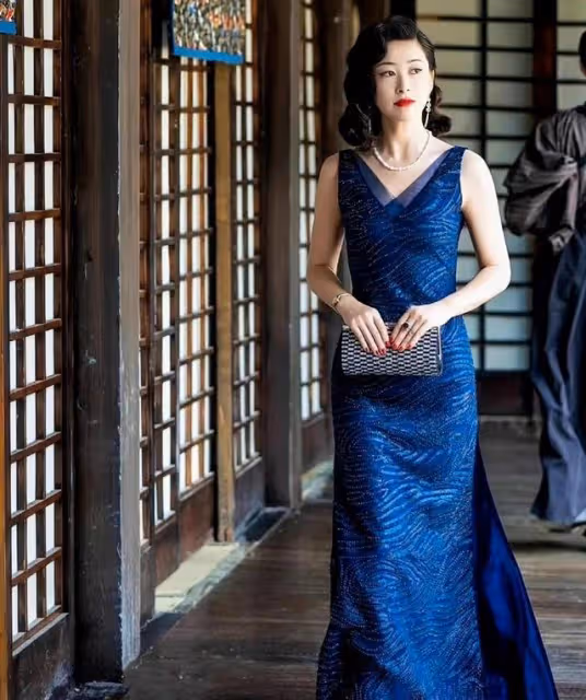 相比青澀的女孩子,成熟女人的吸引力才是最足的!不信你看朱珠!