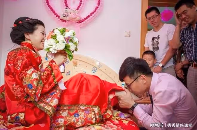 娶初戀要18萬我媽堅決反對，四年後，她興高采烈花150萬給我娶妻
