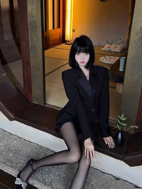 "黑色連衣裙+黑絲,打造你的神秘誘惑力!你是否準備好接受挑戰?"
