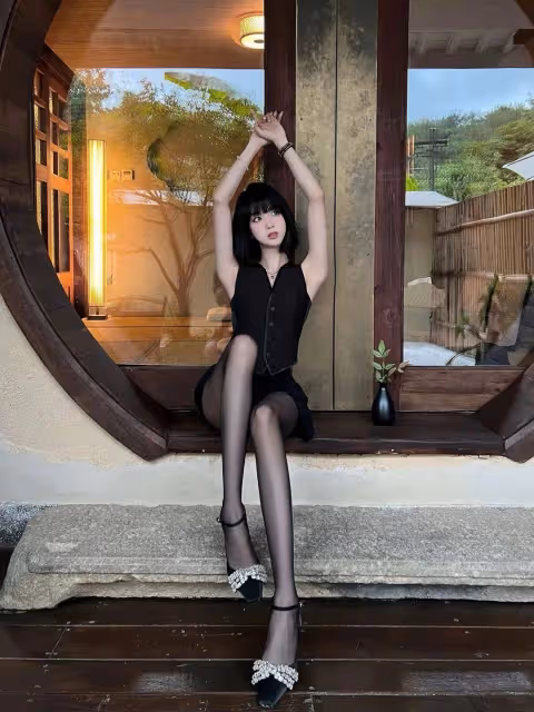 "黑色連衣裙+黑絲,打造你的神秘誘惑力!你是否準備好接受挑戰?"