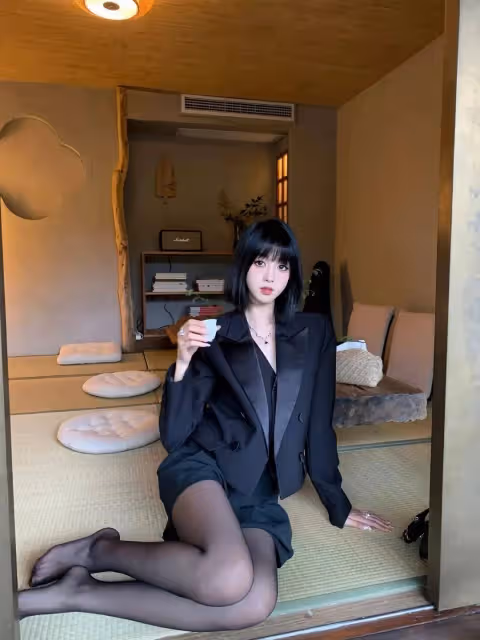 "黑色連衣裙+黑絲,打造你的神秘誘惑力!你是否準備好接受挑戰?"