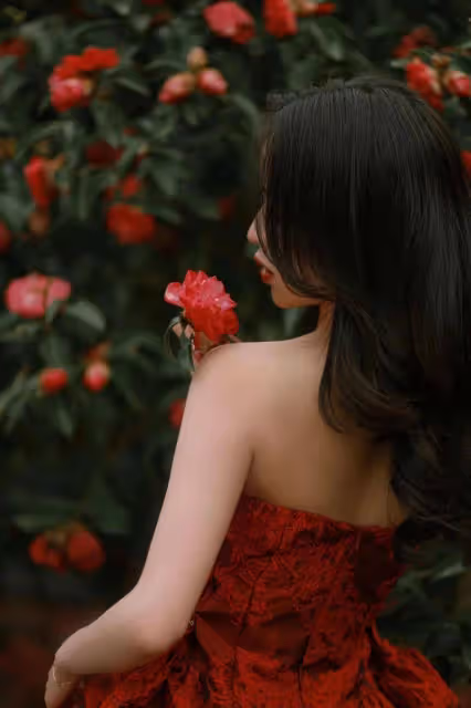 神秘美女探花海,紅裙嫵媚引魂!獨特氣質令人驚艷!