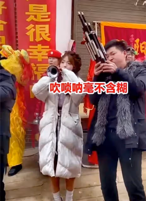 河南女子回老家吹嗩吶賺錢，因長得漂亮走紅網絡