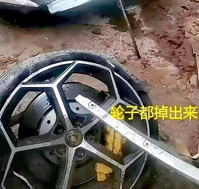 小伙開蘭博基尼回家過年，開到村口被撞得面目全非