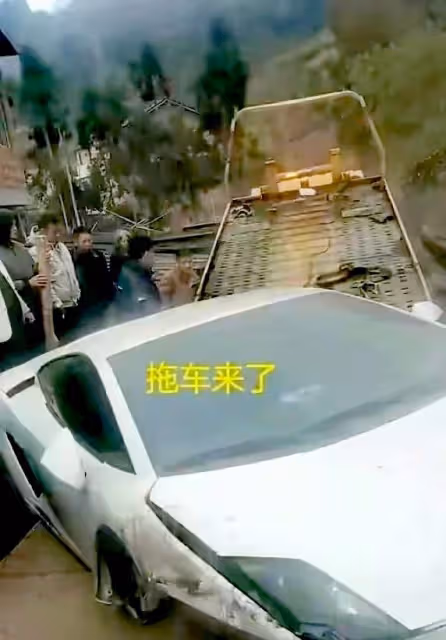 小伙開蘭博基尼回家過年，開到村口被撞得面目全非