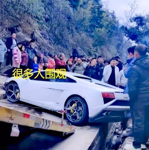 小伙開蘭博基尼回家過年，開到村口被撞得面目全非