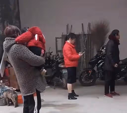 河南：訂婚後女方拖著男方不結婚，如今只退彩禮，還上門罵男方！