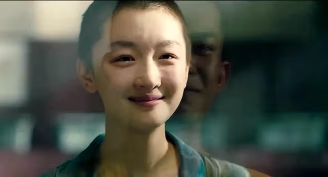周冬雨LV大秀疑耍大牌，拒絕貴賓合影被投訴，私下被曝脾氣差！