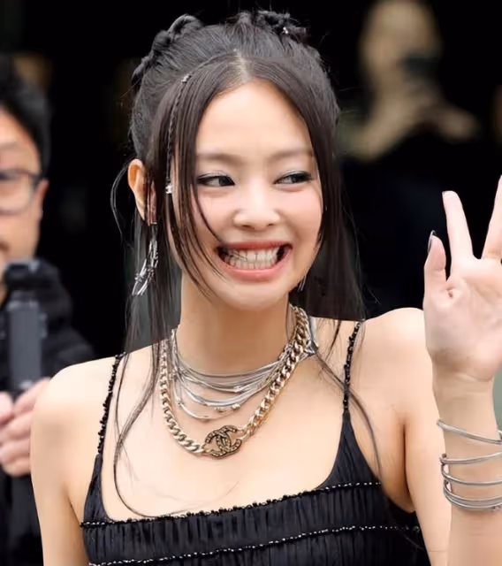把32歲肖戰跟26歲王一博放一起對比，我才明白，什麼叫頂級骨相