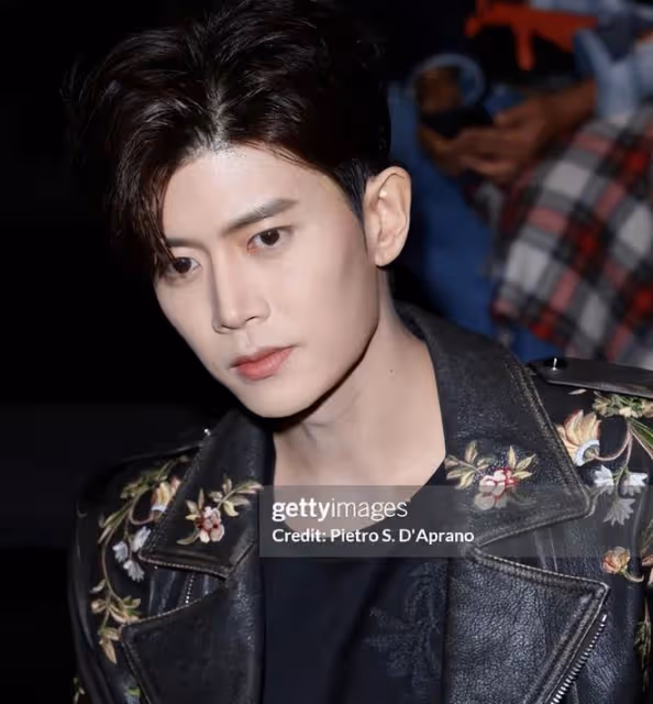把32歲肖戰跟26歲王一博放一起對比，我才明白，什麼叫頂級骨相