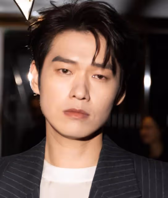 把32歲肖戰跟26歲王一博放一起對比，我才明白，什麼叫頂級骨相