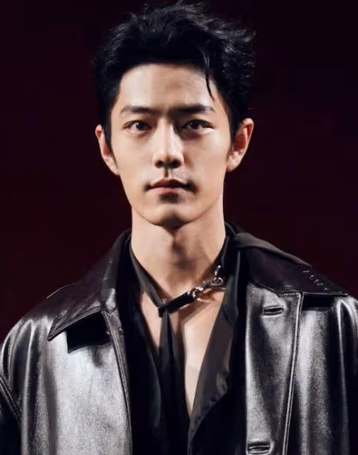 把32歲肖戰跟26歲王一博放一起對比，我才明白，什麼叫頂級骨相