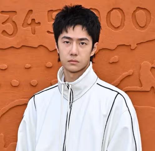 把32歲肖戰跟26歲王一博放一起對比，我才明白，什麼叫頂級骨相