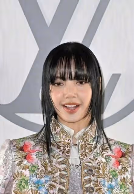 LV大秀，衣服是真的丑，Lisa雖然空降排面大但油頭穿過去款被嘲