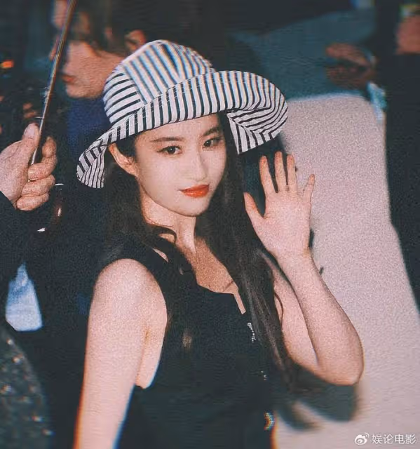 LV大秀，衣服是真的丑，Lisa雖然空降排面大但油頭穿過去款被嘲