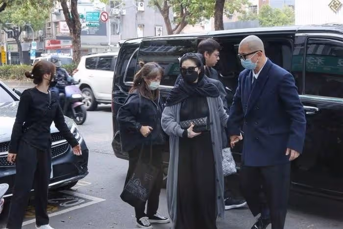 張蘭太敢了!直播模仿大S穿搭,還上架了內衣和胸貼,內涵滿滿